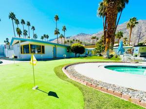 A PLACE IN THE SUN Hotel - ADULTS ONLY Big Units, 24h Heated Pool & Spa in 1 Acre Park Prime Location, DOG Friendly, TOP Midcentury Modern Boutique Hotel