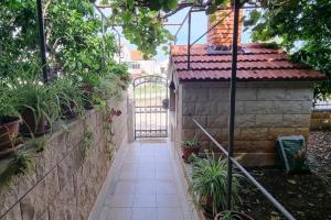 Apartments and rooms with parking space Supetar, Brac - 5658