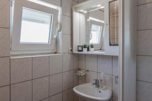 Apartments with parking space Vir - 21523