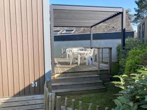 Maisons de vacances Mobil-home Luxe a Jullouville: 200m plage, piscine chauffee, 4 pers, parking, Wi-Fi inclus - FR-1-361A-34 : photos des chambres