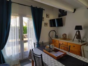 Maisons de vacances Maison Les Mathes, 1 piece, 4 personnes - FR-1-738-20 : photos des chambres