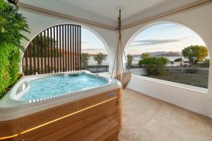 Faidons Luxury House with jacuzzi by AegianKazarte