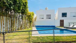 Acogedora y amplia casa, alberca climatizada previa reserva