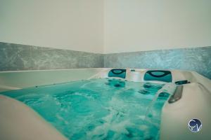 Villas Villa le Thor Piscine Billard Sauna et Jacuzzi : photos des chambres