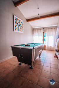 Villas Villa le Thor Piscine Billard Sauna et Jacuzzi : photos des chambres