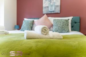 Charming1-Bed House, Sleeps 4, Fast Wi-Fi with Private Garden and Free Parking