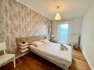 LALTAIR - P4 à 2 pas du Pasino, 10 min des plages, clim, parking