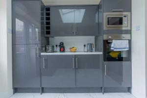 Cosy & Comfy 1-Bed House, Sleeps 4, Fast Wi-Fi with Private Garden and Free Parking