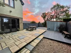 Stylish, central studio with kitchen & large deck - Caol