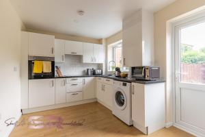 Rush House by SR Short Lets & Serviced Accommodation - Perfect for Long term stays, Free Wi-Fi