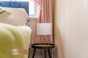 Stunning 4-BR Hayes Home, Sleeps 8 - Perfect for Long term stays, Fast Wi-Fi