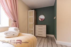 Rush House by SR Short Lets & Serviced Accommodation - Perfect for Long term stays, Free Wi-Fi