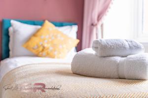 Rush House by SR Short Lets & Serviced Accommodation - Perfect for Long term stays, Free Wi-Fi