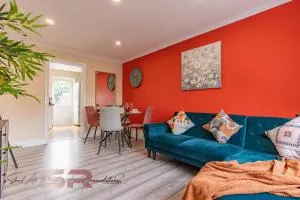 Rush House by SR Short Lets & Serviced Accommodation Heathrow Windsor - Perfect for Monthly Stay Relocation & Business Contractors Big Groups - Northolt