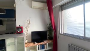 Azur, studio classé, climatisé, wifi, ascenseur, à 75 m de la plage