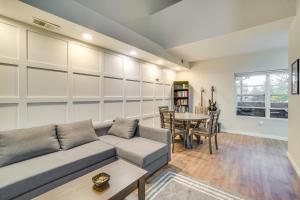 16 Mi to DIA: Townhome w Fireplace in Aurora