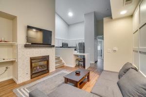 16 Mi to DIA: Townhome w Fireplace in Aurora