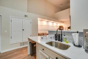 16 Mi to DIA: Townhome w Fireplace in Aurora