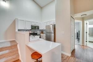 16 Mi to DIA: Townhome w Fireplace in Aurora