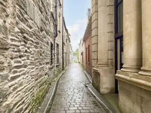 Cosy seaside town cottage with private garden - Towyn