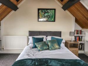 Cosy seaside town cottage with private garden