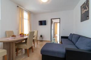 A3 - seafront apt with balcony 1 min to beach