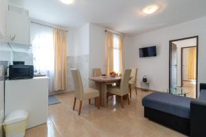 A3 - seafront apt with balcony 1 min to beach 
