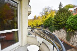 Stylish Flat w Balcony next to the Castle & Metro