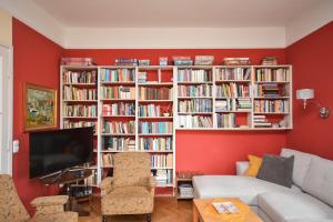 Stylish Flat w Balcony next to the Castle & Metro