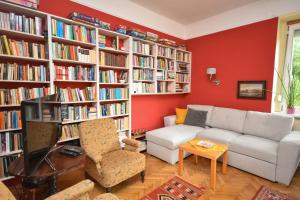 Stylish Flat w Balcony next to the Castle & Metro