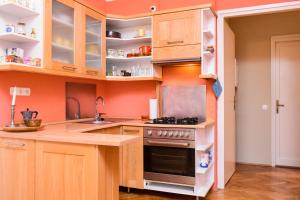 Stylish Flat w Balcony next to the Castle & Metro