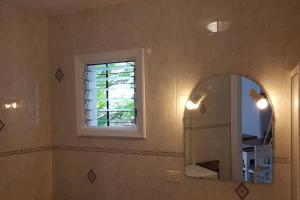 Apartamento Luminoso con Patio y Jardín