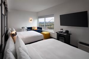 Queen Room with Tub - Mobility Accessible room in Aloft Orlando International Drive