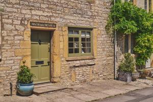 Three-Bedroom Cottage room in Coniston House