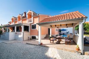 Apartments and Room Agiss with pool