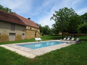 Domaine avec piscine à Milhac dans le Lot 4 étoiles 2 gîtes