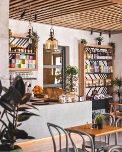 Modern Mountain II Central