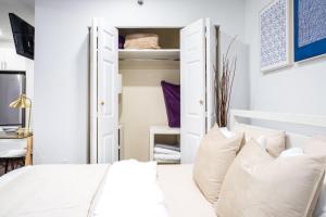 809-3B Columbus Circle W D new BLDG Balcony