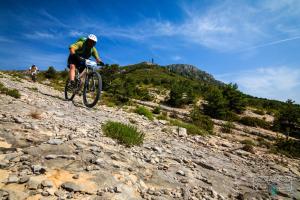 CAMPING 3* ! PROGHE DES GORGES DU VERDON ET LAC DE STE CROIX 04500 ! TOUT EQUIPE ! CHAMPS DE LAVANDES ! CALME ! NBRES ACTIVITES ! RANDONNEES ! NAUTISME !