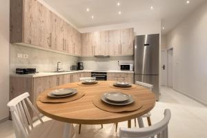 Coastal Getaway: Roomy Beachside Apartment!