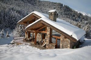 Chalet le Cairn - unique ski-in ski-out location! Outside Hot tube