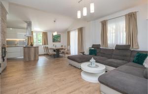 Beautiful Home In Kamen Most 