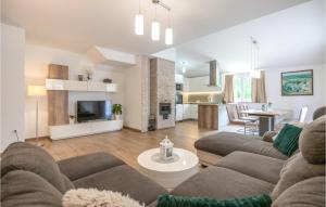 Beautiful Home In Kamen Most 