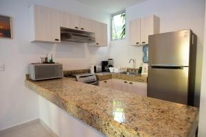 87965 Spacious and private retreat 1 block from the Ocean in Progreso East