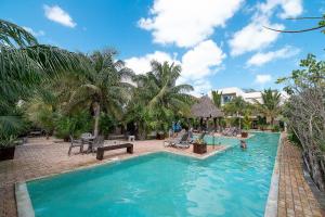 87979 Very chic 3BR Condo, tons of amenities, 1 block from Ocean