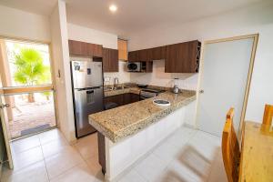 87979 Very chic 3BR Condo, tons of amenities, 1 block from Ocean