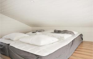 Nice Home In Hammarö With Kitchen