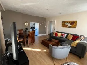 Stay in Yeovil Town Centre, Large 2 BD Apt With Parking, Sleeps 4 - Trent