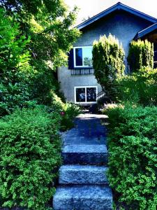 Compact private room, private bathroom, laundry & free parking in a lovely Vancouver neighborhood