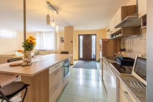 Déli Terasz B Apartman Free parking, self-check-in anytime